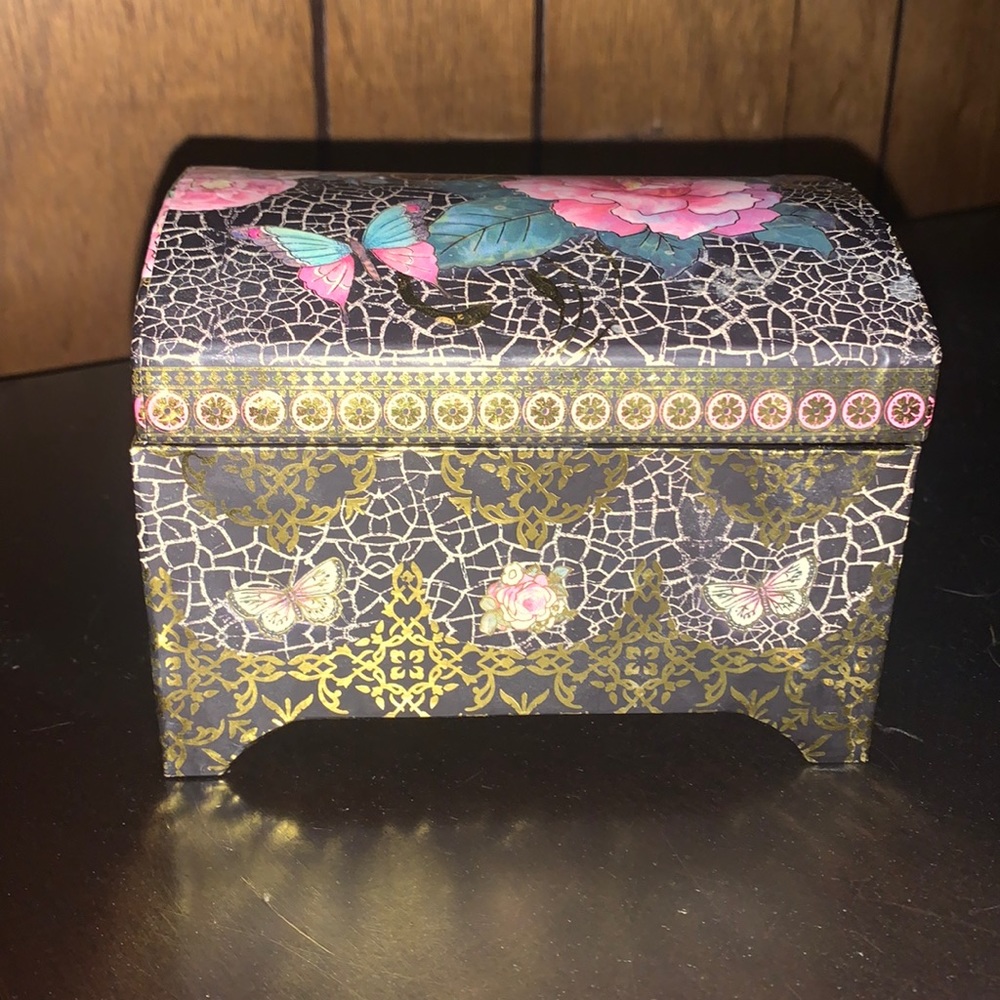 Minis cute chest for jewels etc.